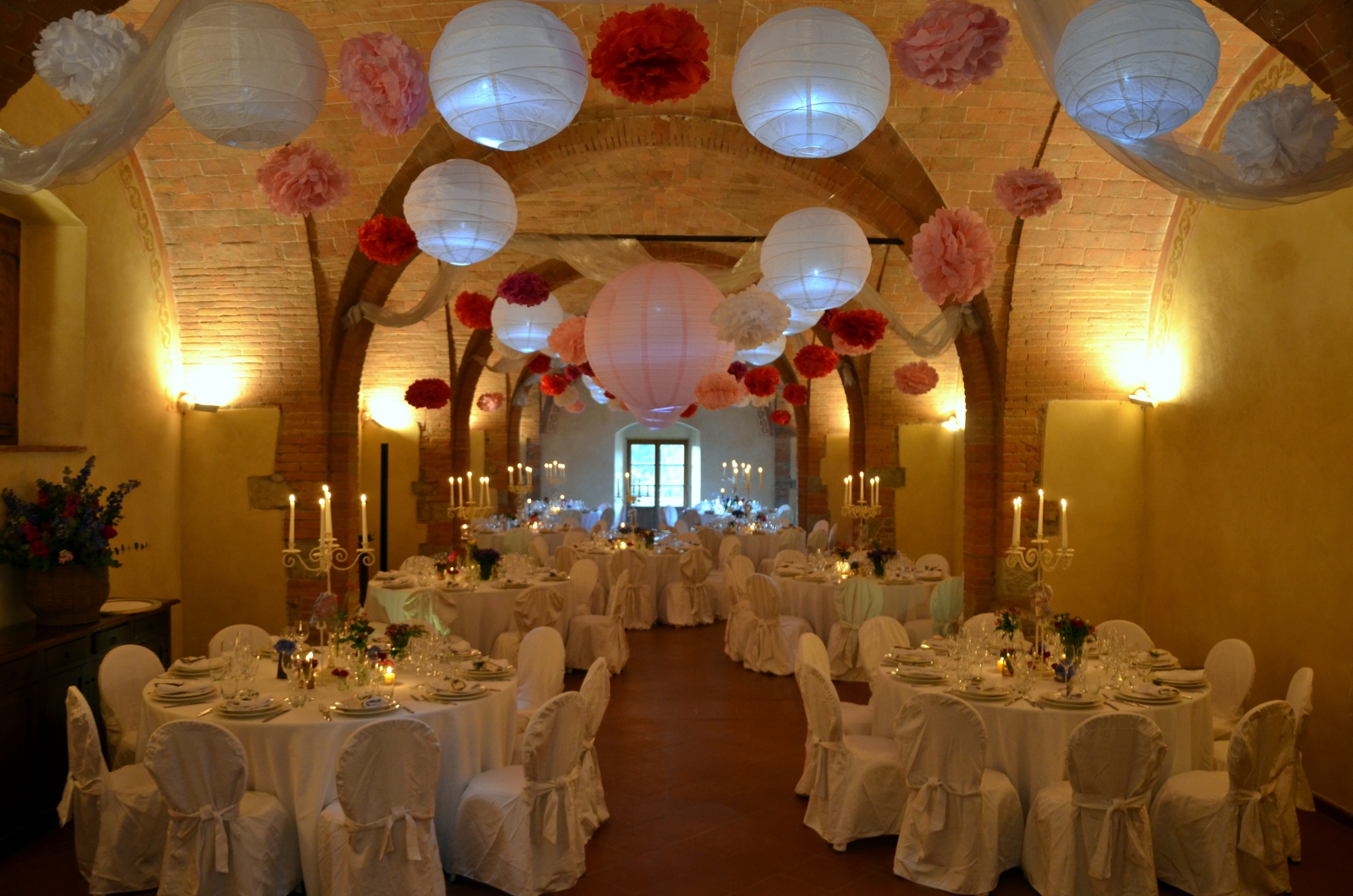 Elegant wedding reception in a rustic Italian venue