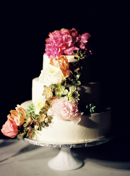 succulents and florals to decorate wedding cake