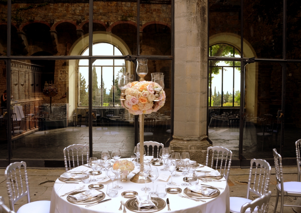 Elegant wedding table setting with floral centerpiece