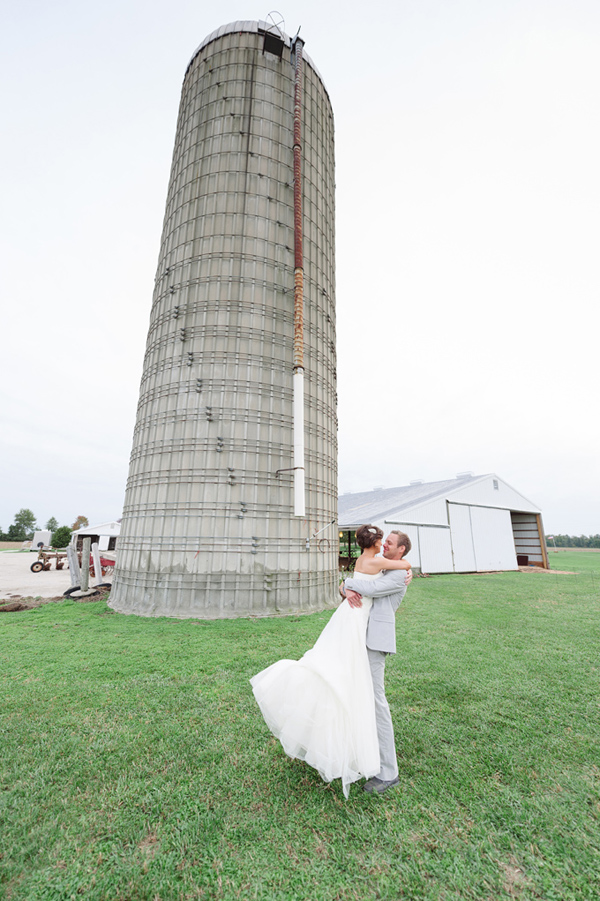 chic-dairy-farm-wedding-in-pink-and-gray