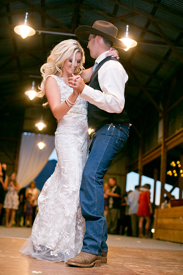 country-meets-vintage-wedding