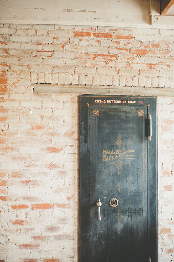 artsy-vintage-wedding-at-the-old-bag