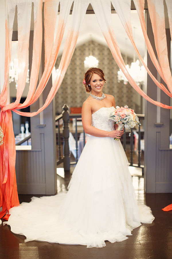 cheerful-wedding-inspiration-in-coral