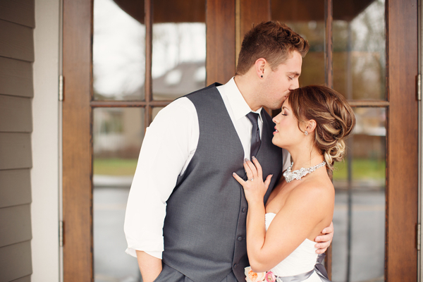 cheerful-wedding-inspiration-in-coral