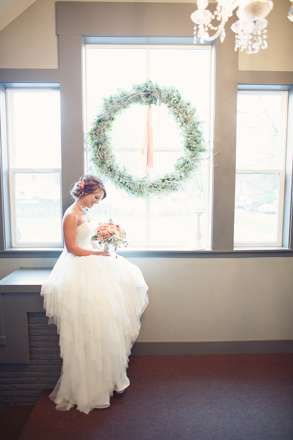 cheerful-wedding-inspiration-in-coral