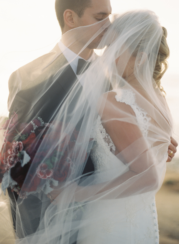 classic-red-and-gray-california-wedding