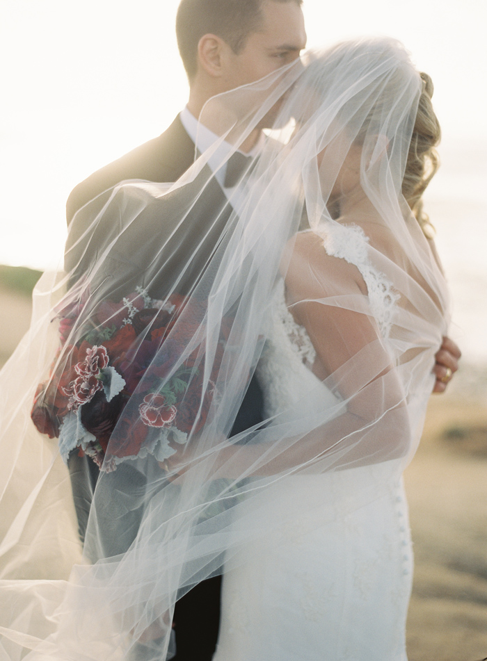 classic-red-and-gray-california-wedding