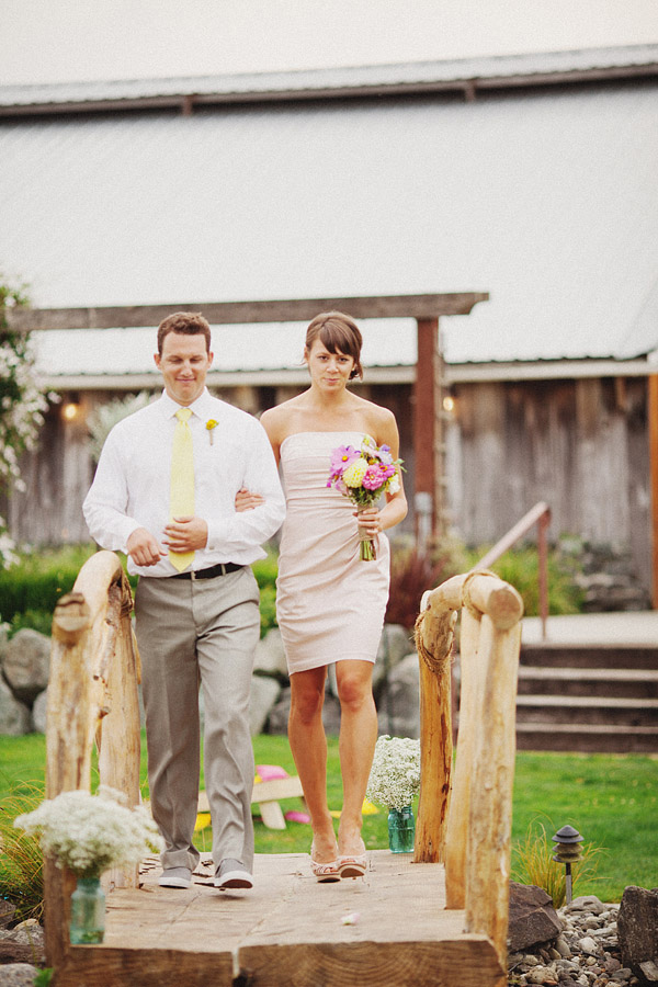 colorful-rustic-wedding-at-swans-trail