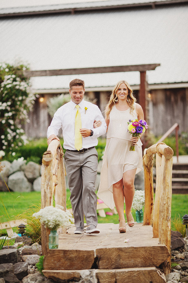colorful-rustic-wedding-at-swans-trail
