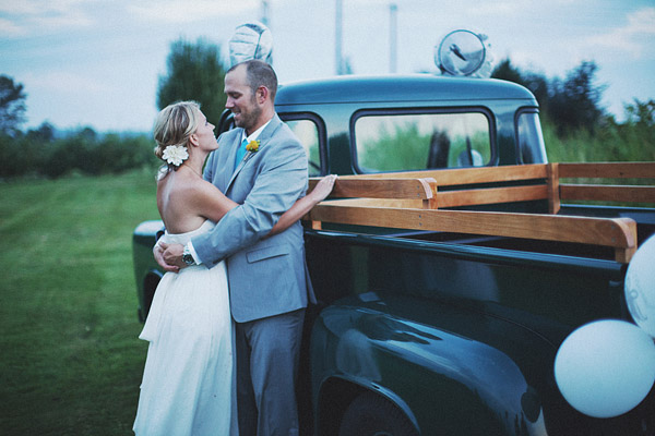 colorful-rustic-wedding-at-swans-trail