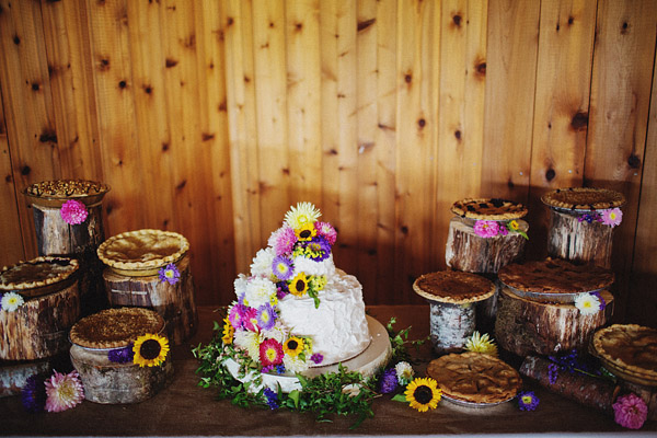 colorful-rustic-wedding-at-swans-trail
