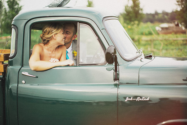 colorful-rustic-wedding-at-swans-trail