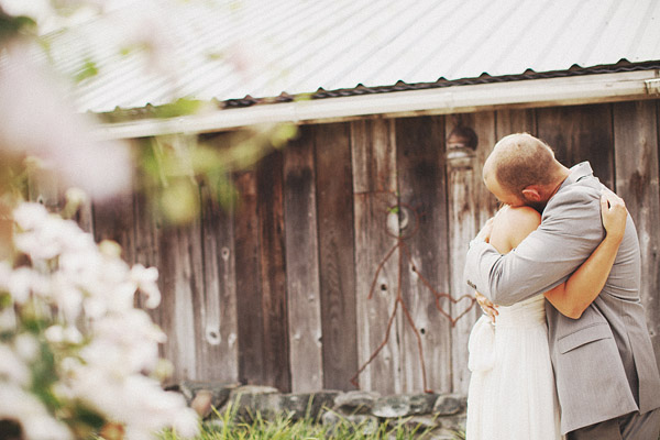 colorful-rustic-wedding-at-swans-trail
