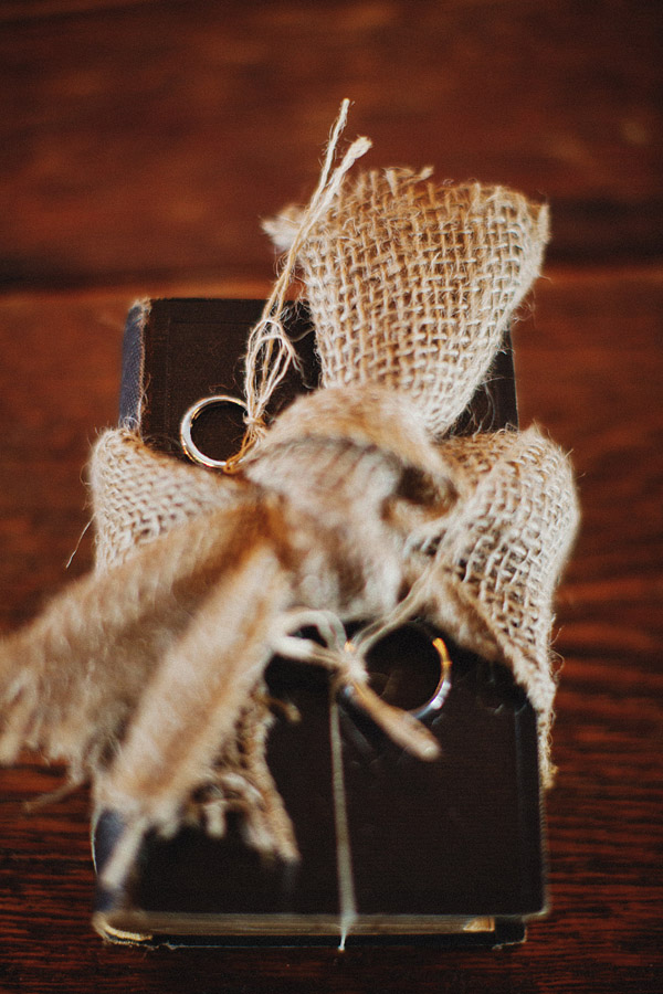 colorful-rustic-wedding-at-swans-trail