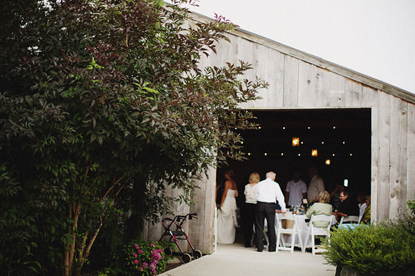 colorful-rustic-wedding-at-swans-trail