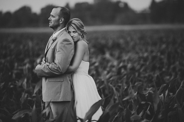 colorful-rustic-wedding-at-swans-trail