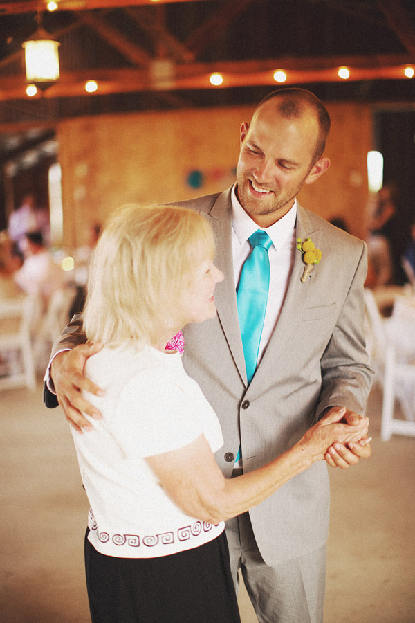 colorful-rustic-wedding-at-swans-trail