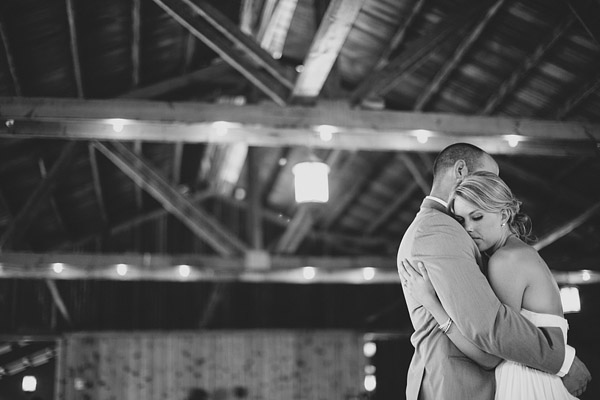 colorful-rustic-wedding-at-swans-trail