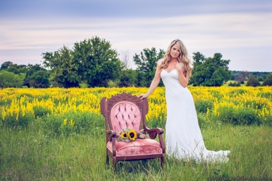 Gorgeous Wildflower Vintage Bridal Photo Shoot