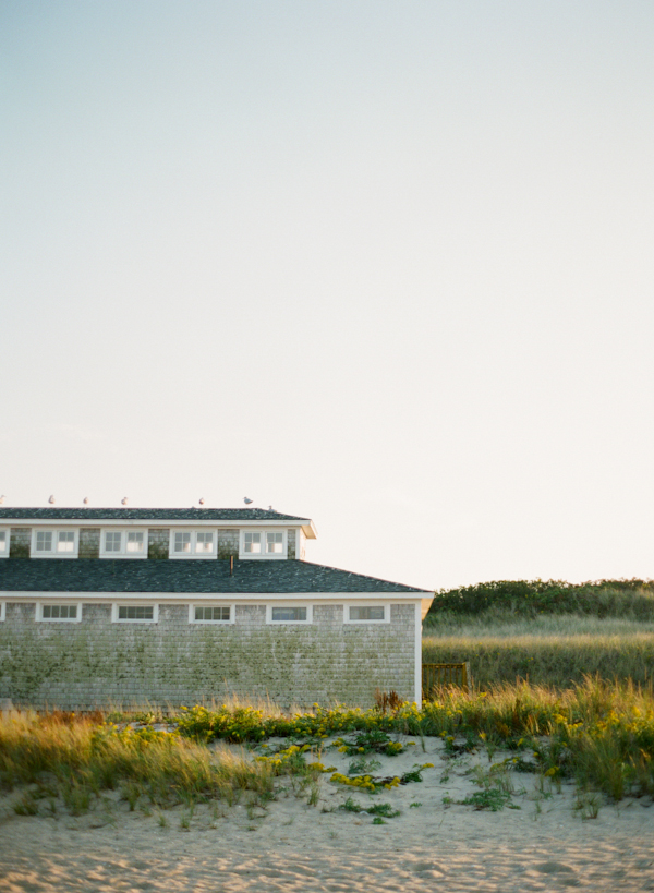 classy-beach-wedding-in-pink-and-gold