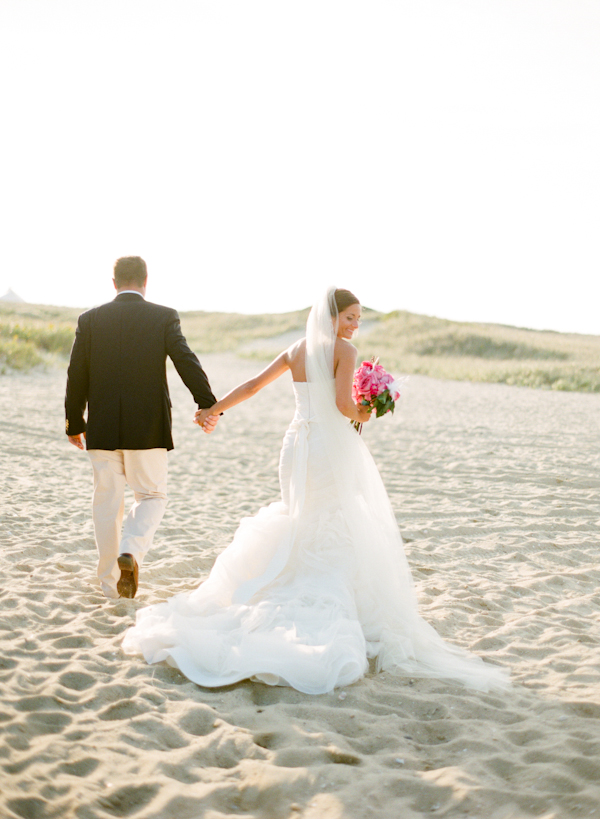 classy-beach-wedding-in-pink-and-gold