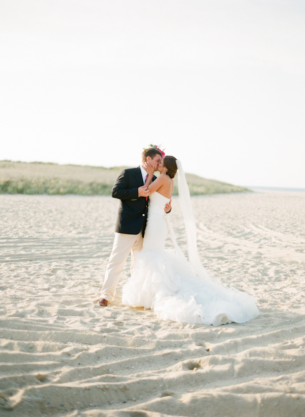 classy-beach-wedding-in-pink-and-gold