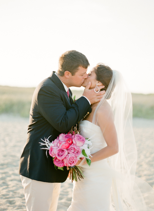 classy-beach-wedding-in-pink-and-gold