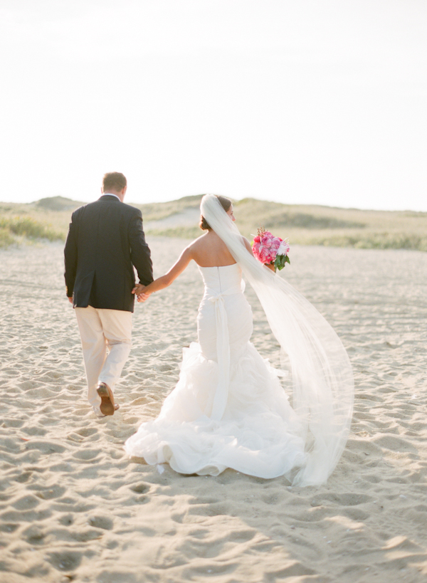classy-beach-wedding-in-pink-and-gold