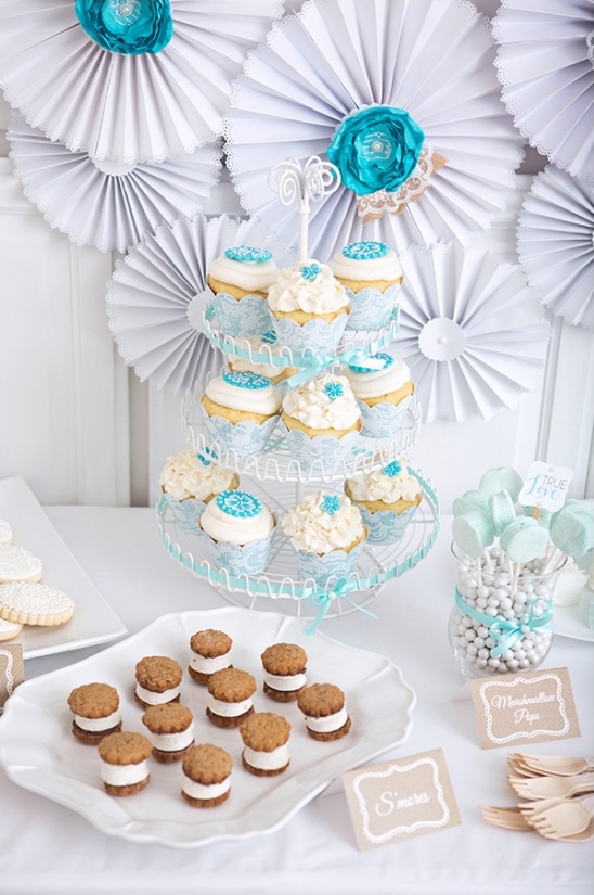blue and white wedding cupcakes by Auntie Beaâs Bakery