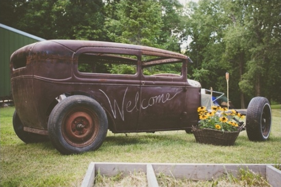 vintage car as wedding welcome sign