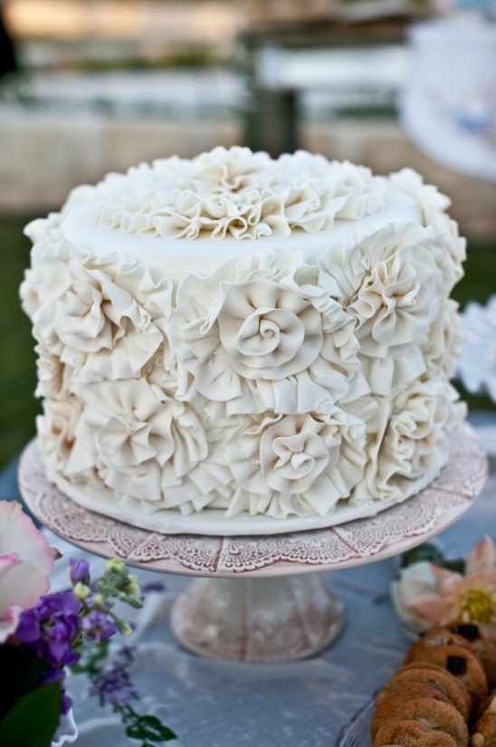 white wedding cake by who made the cake