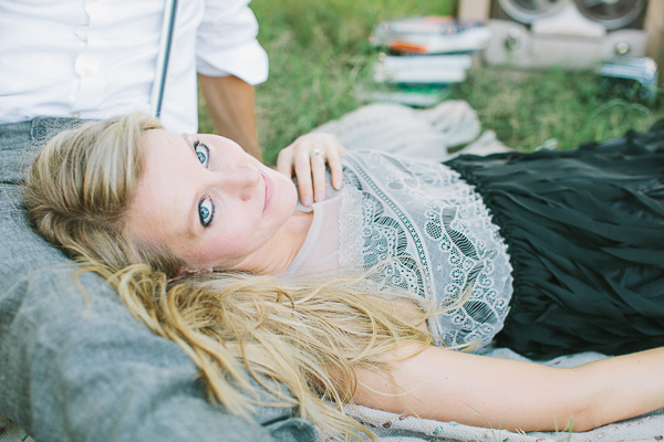 vintage-picnic-engagement-session