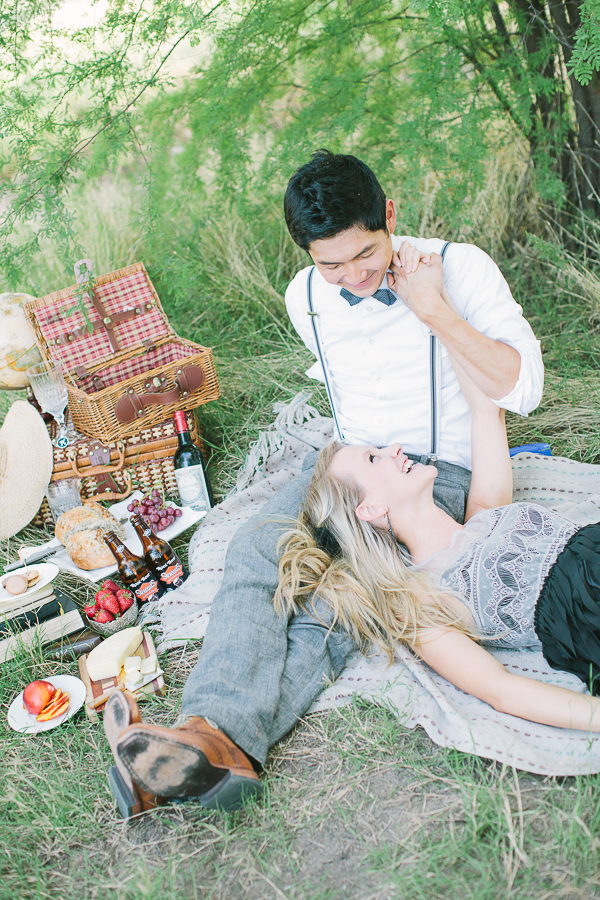 vintage-picnic-engagement-session