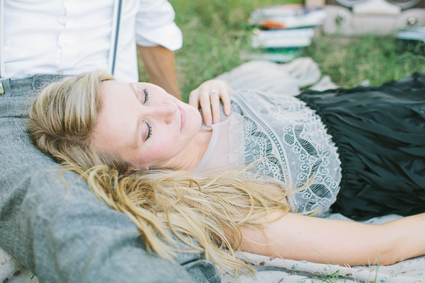 vintage-picnic-engagement-session