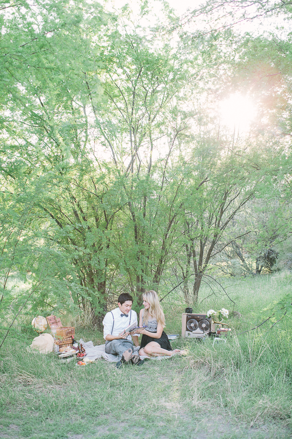 vintage-picnic-engagement-session