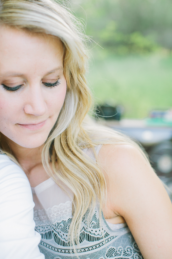 vintage-picnic-engagement-session