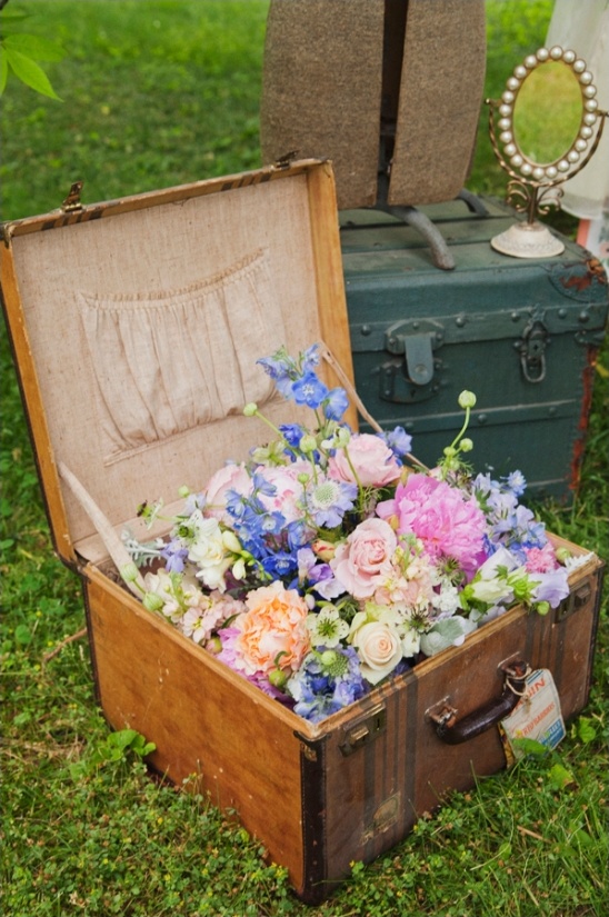 vintage suitcase wedding decor ideas from simply put vintage rentals