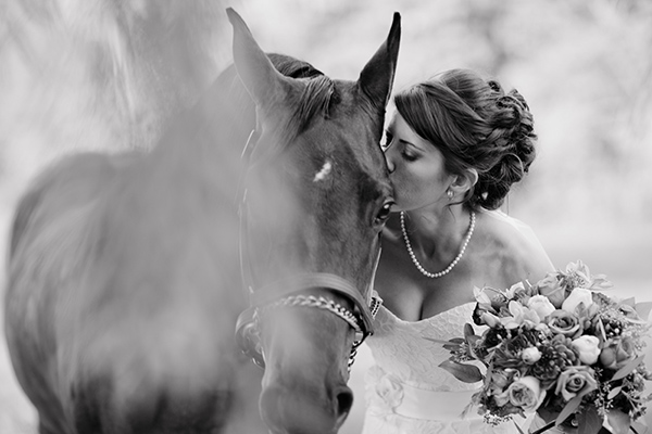 equestrian-wedding-in-purple-and-green