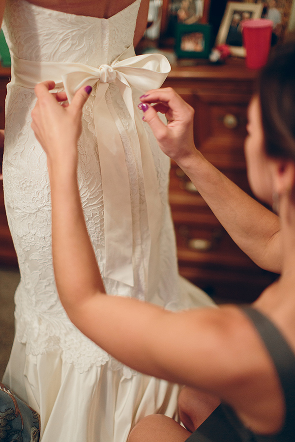 equestrian-wedding-in-purple-and-green