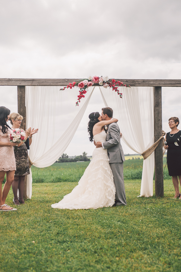 family-farm-wedding-in-pink-and-gray