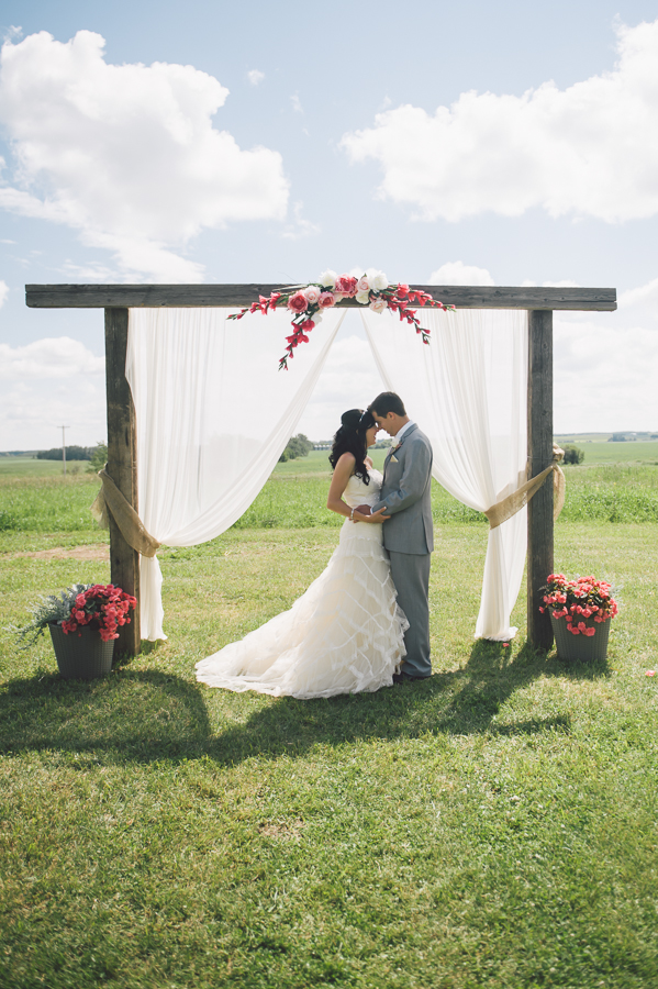 family-farm-wedding-in-pink-and-gray