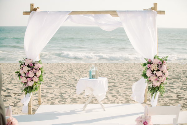 malibu-beach-wedding-in-pink-and-white