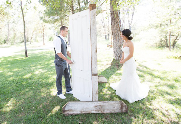 vintage-outdoor-wedding-at-leaning