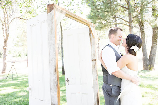vintage-outdoor-wedding-at-leaning