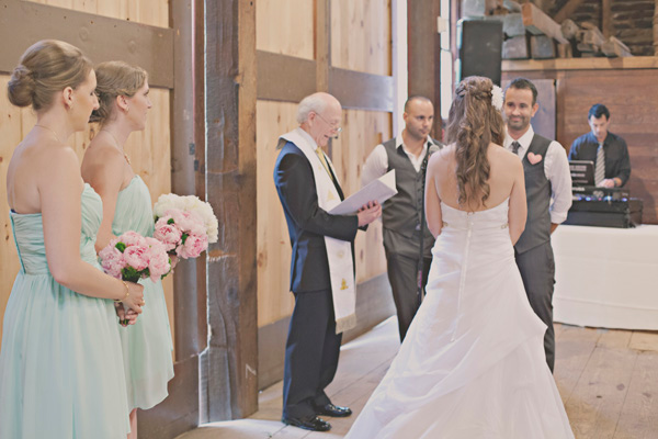 diy-barn-wedding-with-heart