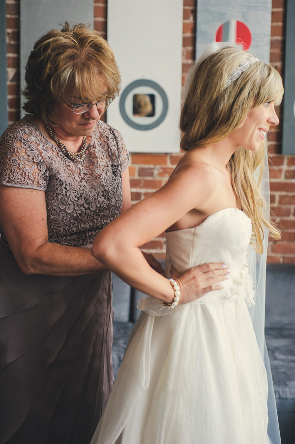 glamorous-gold-and-gray-wedding