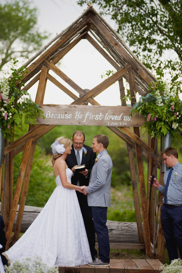 rustic-burlap-and-lace-wedding