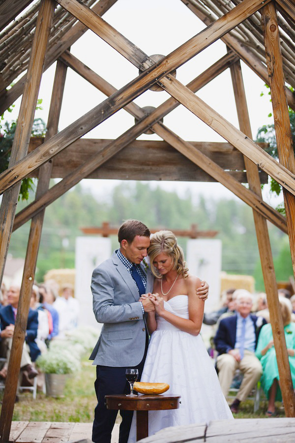 rustic-burlap-and-lace-wedding