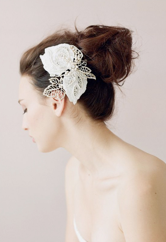 Elegant bridal hair accessory with flower and leaf details