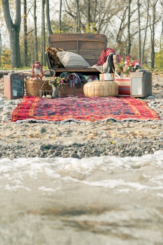 great engagement session idea: have a picnic on the beach in the fall
